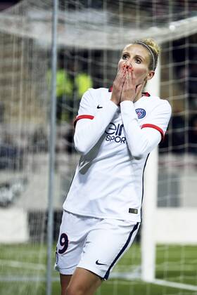 Fußball, Damen Champions League, KIF Örebro - Paris St. Germain 151111 Paris Anja Mittag deppar under fotbollsmatchen i Womens Champions League mellan Kif Örebro och Paris SG den 11 november 2015 i Örebro.  Copyright: JOHANxBERNSTRÖM BB151111BB218