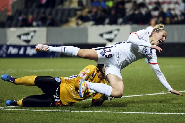 151111 Örebros malvakt Carola Söberg och Paris Anja Mittag som faller under fotbollsmatchen i Womens Champions League mellan Kif Örebro och Paris SG den 11 november 2015 i Örebro.  Copyright: JOHANxBERNSTRÖM BB151111BB277