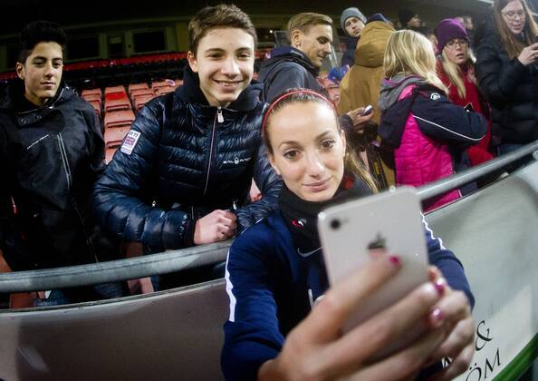 151111 Paris SG Kosovare Asllani tar en selfie med en supporter under fotbollsmatchen i Womens Champions League mellan Kif Örebro och Paris SG den 11 november 2015 i Örebro.  Copyright: JohanxBernström BB151111BB311