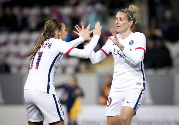Fußball, Damen Champions League, KIF Örebro - Paris St. Germain 151111 Paris SG Anja Mittag gör 1-1 och jublar med Jessica Houara-d Hommeaux under fotbollsmatchen i Womens Champions League mellan Kif Örebro och Paris SG den 11 november 2015 i Örebro.  Copyright: JohanxBernström BB151111BB413