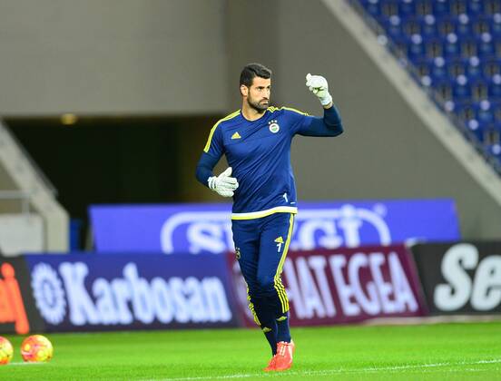 Turkey superlig match between Mersin Idman Yurdu and Fenerbahce in Mersin on November 21,2015. Final Score: Mersin Idman Yurdu 1 - Fenerbahce 3 Pictured: Goalkeeper Volkan Demirel of Fenerbahce.