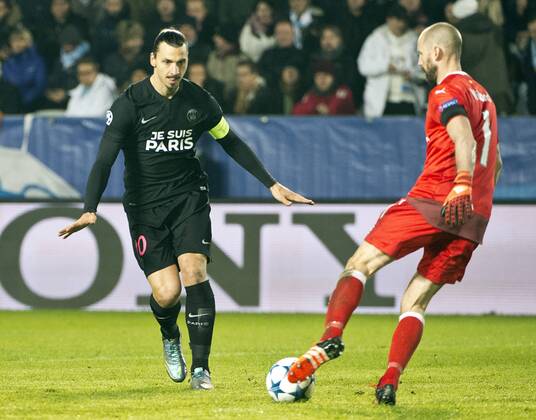 Malmoe Sweden 2015-11-25 Champions League 2015 16 Malmö FF(SWE) vs PSG(F) Zlatan Ibrahimovic(PSG) Johan Wiland(SWE) -  4.04937153