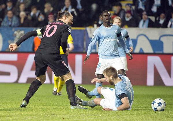 Malmoe Sweden 2015-11-25 Champions League 2015 16 Malmö FF(SWE) vs PSG(F) Zlatan Ibrahimovic(PSG) and Rasmus Bengtsson(SWE) kicked his kee -  4.04937154