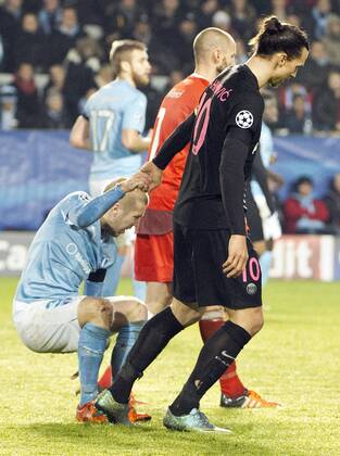 Malmoe Sweden 2015-11-25 Champions League 2015 16 Malmö FF(SWE) vs PSG(F) Zlatan Ibrahimovic(PSG)helps Anton Tinnerholm(SWE) -  4.04937163