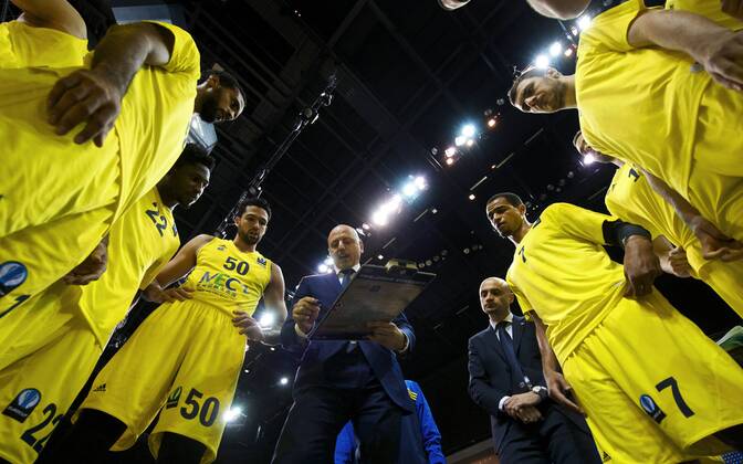 Basketball Berlin 02.12..2015 Eurocup Saison 2015 2016 Hauptrunde 8. Spieltag Alba Berlin - Le Mans Sarthe Basket Auszeit Sasa Obradovic (Alba Berlin, Trainer) Mitchell Watt (Alba Berlin, No.50) Alex King (Alba Berlin, No.07) Will Cherry (Alba Berlin, No.22) Akeem Vargas (Alba Berlin, No.11) Elmedin Kikanovic (Alba Berlin, No.09)