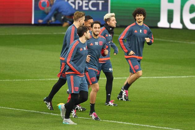 Leverkusen v.l. Admir Mehmedi ( 14, Bayer 04 Leverkusen), Vladen Yurchenko ( 35, Bayer 04 Leverkusen), Hakan Calhanoglu ( 10, Bayer 04 Leverkusen), Karim Bellarabi ( 38, Bayer 04 Leverkusen), Kevin Kampl ( 44, Bayer 04 Leverkusen) und Andre Ramalho ( 2, Bayer 04 Leverkusen), Bayer 04 Leverkusen - FC Barcelona Barca Fussball, Champions-League, 08.12.2015, Copyright: Deutzmann Eibner-Pressefoto EP_CDN