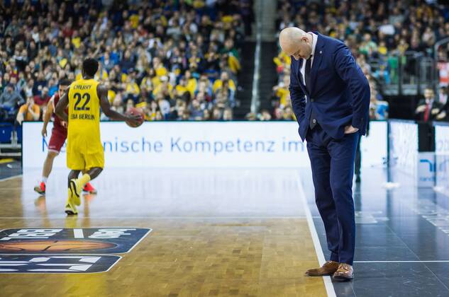 Berlin, Deutschland, 13.12.2015: Basketball Bundesliga Saison 2015 2016 - ALBA Berlin - Brose Baskets Bamberg. Trainer Sasa Obradovic (Alba) frustriert