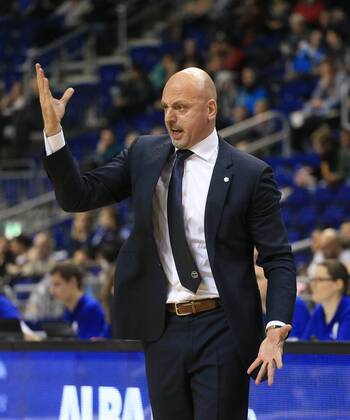 Sasa Obradovic (Trainer ALBA Berlin), gestikulierend an der Seitenlinie, ALBA Berlin - EA7 Emporio Armani Mailand, Olimpia Milano Basketball, Eurocup 2015 2016, Herren, Männer, Maenner, men, Saison 2015 2016 Berlin, 6.1.2016, Mercedes-Benz Arena