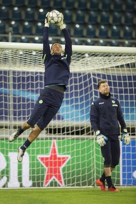 Fußball, Champions League, VfL Wolfsburg Training Wolfsburg s goalkeeper Koen Casteels pictured in action during a training session of German soccer club VfL Wolfsburg, Tuesday 16 February 2016 in Gent. Wolfsburg is preparing for the first leg of the 1 8 finals of the UEFA Champions League competition against Belgian team KAA Gent tomorrow. JASPERxJACOBS  x04794185x