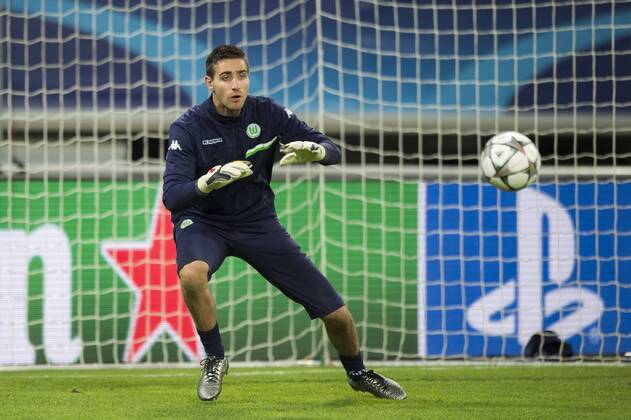 Wolfsburg s goalkeeper Koen Casteels pictured in action during a training session of German soccer club VfL Wolfsburg, Tuesday 16 February 2016 in Gent. Wolfsburg is preparing for the first leg of the 1 8 finals of the UEFA Champions League competition against Belgian team KAA Gent tomorrow. JASPERxJACOBS x04794179x