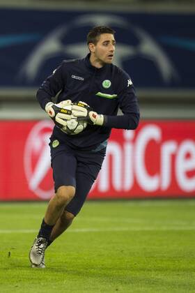 Wolfsburg s goalkeeper Koen Casteels pictured in action during a training session of German soccer club VfL Wolfsburg, Tuesday 16 February 2016 in Gent. Wolfsburg is preparing for the first leg of the 1 8 finals of the UEFA Champions League competition against Belgian team KAA Gent tomorrow. JASPERxJACOBS x04794174x