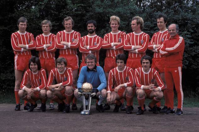 Mannschaftsfoto FC Bayern München mit Weltpokal, hi.v.li.: Conny Torstensson, Björn Andersson, Hans Georg -Katsche- Schwarzenbeck, Gerd Müller, Karl Heinz Rummenigge, Uli Hoeneß, Franz Beckenbauer, Trainer Dettmar Cramer, vorn: Josef Weiß, Udo Horsmann, Torwart Sepp Maier, Alfred Arbinger, Hans Josef -Jupp- Kapellmann