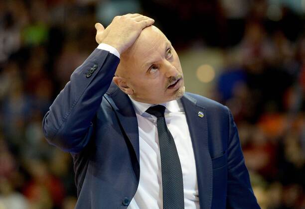 20.02.2016, xfux, Basketball Beko Top 4, Halbfinale, Frankfurt Skyliners - Brose Baskets Bamberg, emspor, v.l. Trainer Sasa Obradovic (Alba Berlin) gibt Anweisungen, gestikuliert, mit den Armen gestikulieren gives instructions, gesticulate.