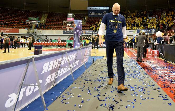 Bilder des Tages - Sport 21.02.2016, xfux, Basketball Beko Top 4, Finale, FC Bayern Muenchen - Alba Berlin, emspor, v.l. Trainer Sasa Obradovic (Alba Berlin) jubeln jubelt nach Spielende.
