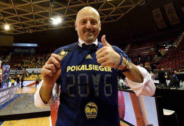 21.02.2016, xfux, Basketball Beko Top 4, Finale, FC Bayern Muenchen - Alba Berlin, emspor, v.l. Trainer Sasa Obradovic (Alba Berlin) jubeln jubelt nach Spielende
