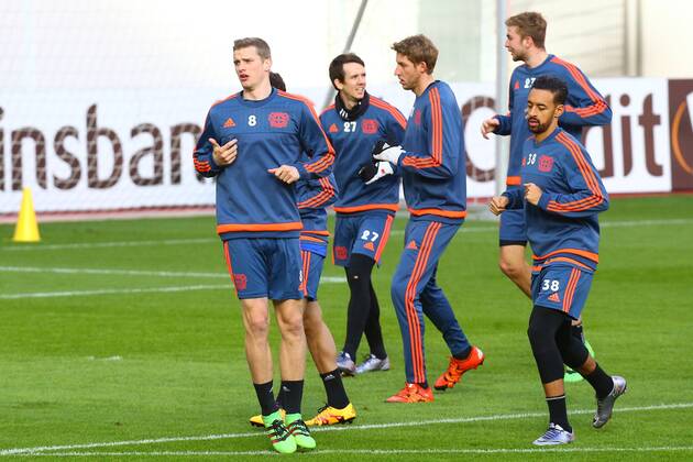 Leverkusen Lars Bender ( 8, Bayer 04 Leverkusen) mit Robbie Kruse ( 27, Bayer 04 Leverkusen), Stefan Kiessling ( 11, Bayer 04 Leverkusen), Christoph Kramer ( 23, Bayer 04 Leverkusen) und Karim Bellarabi ( 38, Bayer 04 Leverkusen), PK und Training, Bayer 04 Leverkusen - Sporting Lissabon, Fussball, Europa League, 24.02.2016, Copyright: Deutzmann Eibner-Pressefoto EP_CDN
