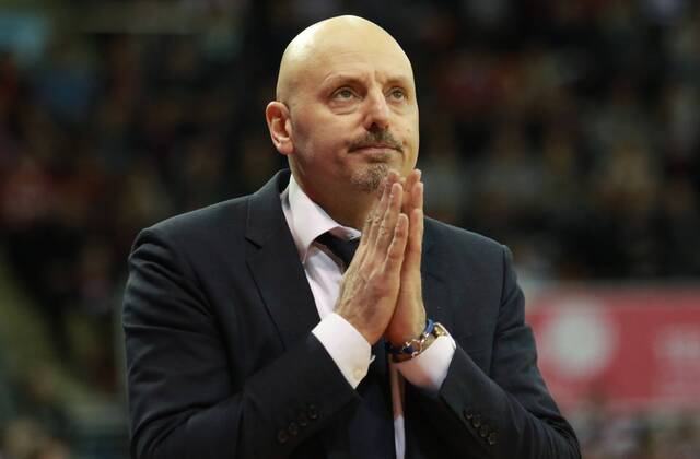 Trainer Sasa Obradovic (Alba) betet Basketball Beko BBL FC Bayern Basketball - Alba Berlin 28.02.2016