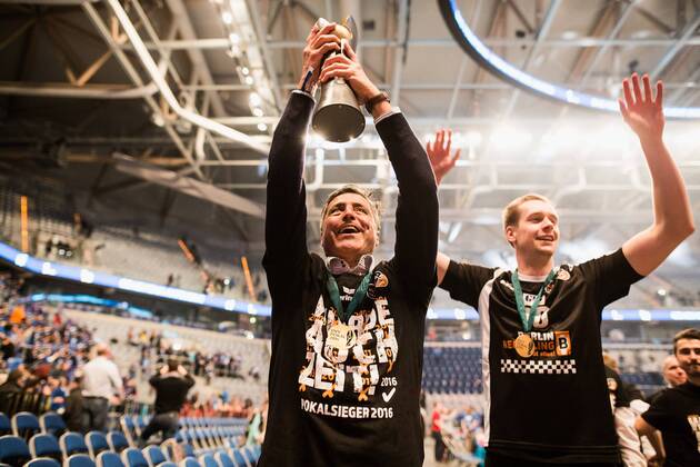Mannheim, Deutschland, 28.02.2016: Volleyball DVV Pokalfinale 2016 - Finale der Männer Maenner - TV Ingersoll Bühl Buehl - Berlin Recycling Volleys. Die BR Volleys gewinnen den DVV Pokal. Manager Kaweh Niroomand (BR Volleys) und Sebastian Kühner Kuehner (BR Volleys 20) jubeln mit Pokal.
