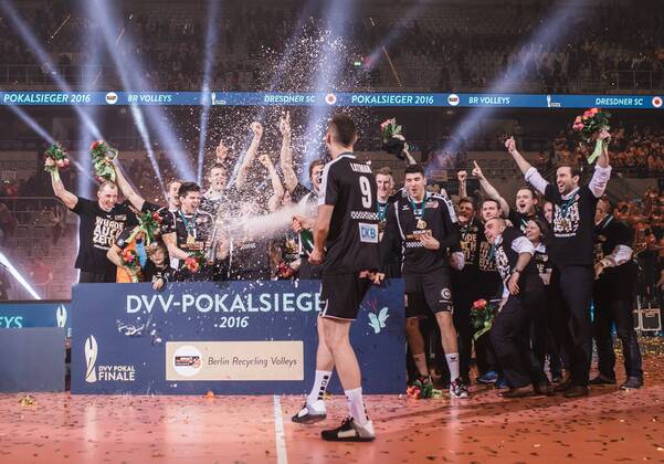 Mannheim, Deutschland, 28.02.2016: Volleyball DVV Pokalfinale 2016 - Finale der Männer Maenner - TV Ingersoll Bühl Buehl - Berlin Recycling Volleys. Die BR Volleys gewinnen den DVV Pokal 2016. Paul Lotman (BR Volleys 9) mit einer Sektdusche beim Siegerfoto.