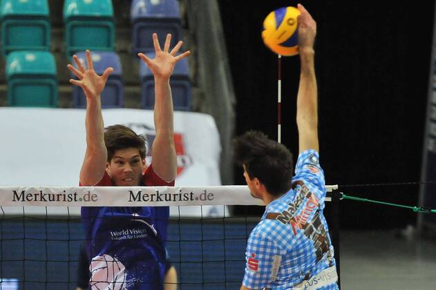 02.03.2016, xtkx, Volleyball 1.Bundesliga, United Volleys - TSV Herrsching, emspor v.l. Jan Klobucar (United Volleys), Roy Friedrich (Herrsching) ,