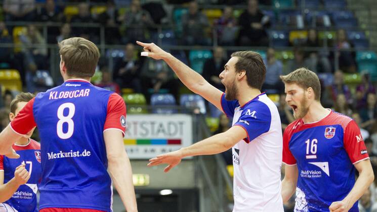 Volleyball Hessen - 1. Bundesliga Männer 02.03.2016 United Volleys Rheinmain (blau) - TSV Herrsching (blau) v.l. Jan Klobucar (RheinMain 8), Florian Ringseis (RheinMain 1), Christian Dünnes (RheinMain 16) United Volleys Rheinmain - TSV Herrsching