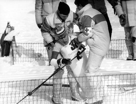 Olympische Winterspiele in Sarajewo, 50 km Langlauf: Gunde Svan (Schweden) bricht im Ziel zusammen
