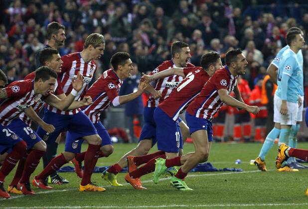 Fußball, Champions League, Atletico Madrid - PSV Eindhoven Atletico de Madrid players celebrate the victory over PSV Eindhoven during a Champions League round 16 second leg match held at Vicente Calderon stadium in Madrid, Spain, 15 March 2016. ATLETICO MADRID VS PSV ENINDHOVEN !ACHTUNG: NUR REDAKTIONELLE NUTZUNG!  MAD037 20160316-635936832474849338