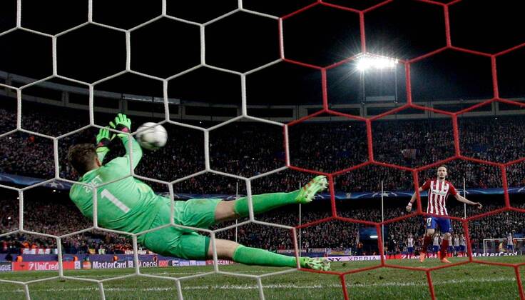 Fußball, Champions League, Atletico Madrid - PSV Eindhoven Atletico de Madrid forward Saul Niguez (R) scores a penalty during a Champions League round 16 second leg match held at Vicente Calderon stadium in Madrid, Spain, 15 March 2016. ATLETICO MADRID VS PSV ENINDHOVEN !ACHTUNG: NUR REDAKTIONELLE NUTZUNG!  MAD035 20160315-635936829926341918