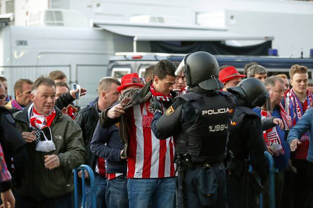 Fußball, Champions League, Atletico Madrid - PSV Eindhoven Champions League played between Atletico Madrid and PSV Eindhoven. In this picture, PSV supporters searched by the police. xFOTOxCHEMAxREYx 