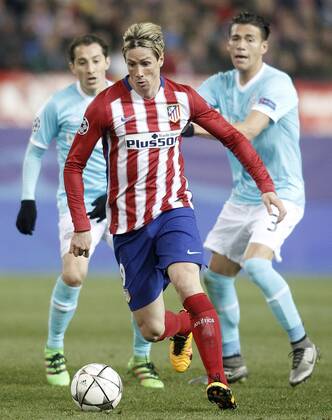 Fußball, Champions League, Atletico Madrid - PSV Eindhoven Atletico de Madrid s Fernando Torres (c) and PSV Eindhoven s Andres Guardado (l) and Hector Moreno during UEFA Champions League match. March 15,2016.  (20160315138)
