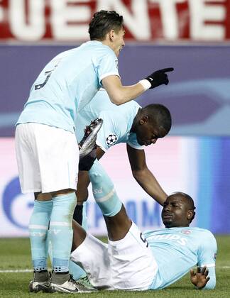 Fußball, Champions League, Atletico Madrid - PSV Eindhoven PSV Eindhoven s Jetro Willems (r) injured in presence of Hector Moreno (l) and Nicolas Isimat-Mirin during UEFA Champions League match. March 15,2016.  (20160315122)