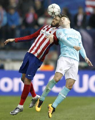Fußball, Champions League, Atletico Madrid - PSV Eindhoven Atletico de Madrid s Yannick Carrasco (l) and PSV Eindhoven s Marco Van Ginkel during UEFA Champions League match. March 15,2016.  (20160315147)