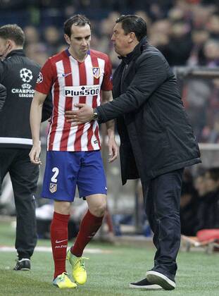 Fußball, Champions League, Atletico Madrid - PSV Eindhoven Atletico de Madrid s Diego Godin injured in presence of the second coach German Mono Burgos during UEFA Champions League match. March 15,2016.  (20160315156)