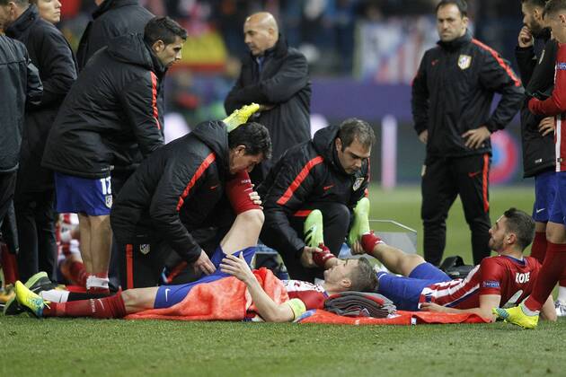 Fußball, Champions League, Atletico Madrid - PSV Eindhoven Atletico de Madrid s Gabi Fernandez (l) and Koke Resurrecccion before extra time during UEFA Champions League match. March 15,2016.  (20160315159)