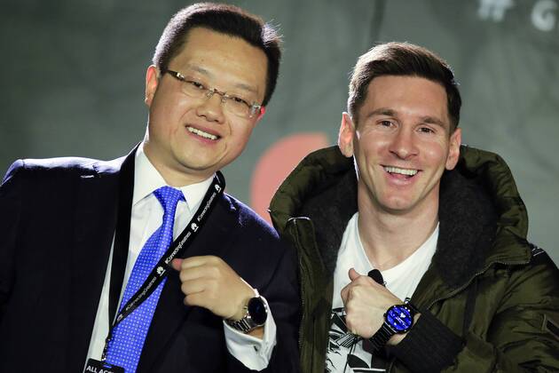 BARCELONA, March 17, 2016 -- FC Barcelona Barca s Argentinian forward Lionel Messi (R) and Tyrone Liu, CEO Consumer Business Group for Huawei Latin America, present Huawei new smart watch during a press conference PK Pressekonferenz in which Huawei announces Messi s appointment as the company s latest Global Brand Ambassador in Barcelona, Spain, March 17, 2016. ) (SP)SPAIN-BARCELONA-HUAWEI-MESSI PauxBarrena