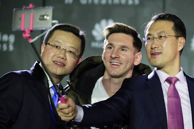 BARCELONA, March 17, 2016 -- FC Barcelona Barca s Argentinian forward Lionel Messi (C), Tyrone Liu (L), CEO Consumer Business Group for Huawei Latin America, and Kevin Ho, President of Handset Business of Huawei Consumer BG, take a selfie during a press conference PK Pressekonferenz in which Huawei announces Messi s appointment as the company s latest Global Brand Ambassador in Barcelona, Spain, March 17, 2016. ) (SP)SPAIN-BARCELONA-HUAWEI-MESSI PauxBarrena