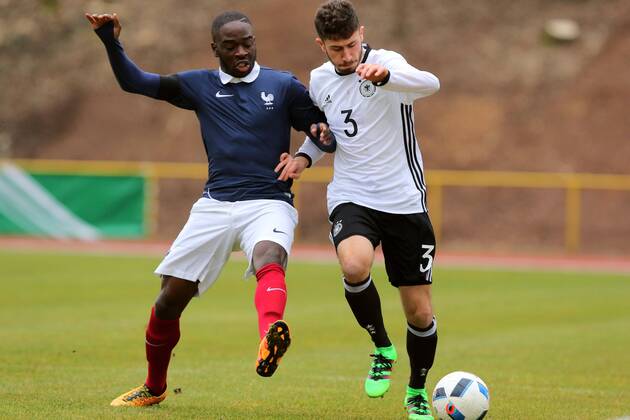 Konz Enes Akyol (Deutschland) im Zweikampf mit Nanitamo Ikone (Frankreich) Deutschland vs Frankreich --- Fussball --- U18-Laenderspiel --- 24.03.2016 Copyright: Weissx Eibner-Pressefoto EP_rws