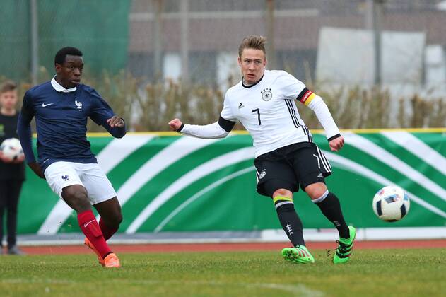 Konz Felix Passlack (Deutschland) im Zweikampf mit Chris Maoussa (Frankreich) Deutschland vs Frankreich --- Fussball --- U18-Laenderspiel --- 24.03.2016 Copyright: Weissx Eibner-Pressefoto EP_rws