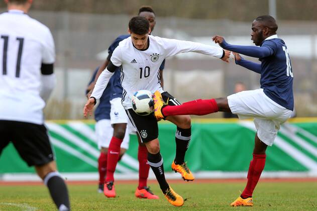 Konz Goerkem Saglam (Deutschland) im Zweikampf mit Nanitamo Ikone (Frankreich) Deutschland vs Frankreich --- Fussball --- U18-Laenderspiel --- 24.03.2016 Copyright: Weissx Eibner-Pressefoto EP_rws