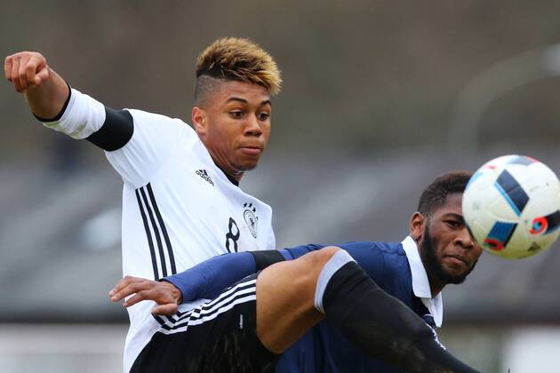 Konz Sidney Friede (Deutschland) im Zweikampf mit Abdoulaye Sissako (Frankreich) Deutschland vs Frankreich --- Fussball --- U18-Laenderspiel --- 24.03.2016 Copyright: Weissx Eibner-Pressefoto EP_rws