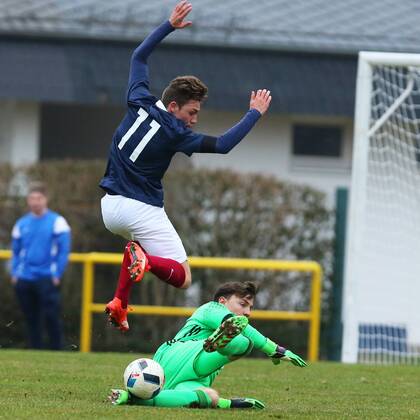 Konz Constantin Frommann (Deutschland) klaert den Ball von Gwenn Foulon (Frankreich) Deutschland vs Frankreich --- Fussball --- U18-Laenderspiel --- 24.03.2016 Copyright: Weissx Eibner-Pressefoto EP_rws