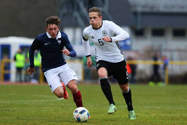 Joel Abu Hanna (Deutschland) im Laufduell mit Gwenn Foulon (Frankreich) Deutschland vs Frankreich --- Fussball --- U18-Laenderspiel --- 24.03.2016 Copyright: Weissx Eibner-Pressefoto EP_rws