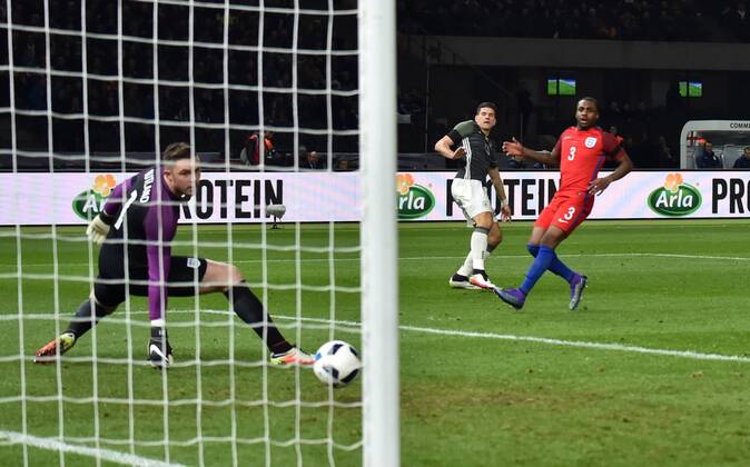 26.03.2016, Fussball Laenderspiel in Berlin, Deutschland - England Dieses Tor von Mario Gomez (Deutschland), hinten mitte, wird aufgrund einer Abseitsposition nicht anerkannt