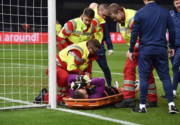 26.03.2016, Fussball Laenderspiel in Berlin, Deutschland - England 2:3, Torwart Jack Butland (England) scheidet verletzt aus