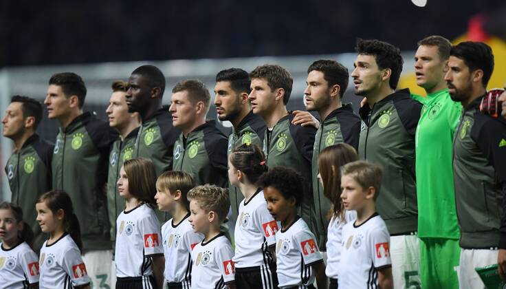 26.03.2016, Fussball Laenderspiel in Berlin, Deutschland - England 2:3, Team Deutschland während der Nationalhymne