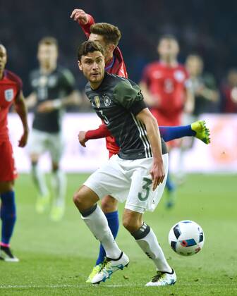 26.03.2016, Fussball Laenderspiel in Berlin, Deutschland - England 2:3, Jonas Hector (Deutschland), vorne, gegen Adam Lallana (England)