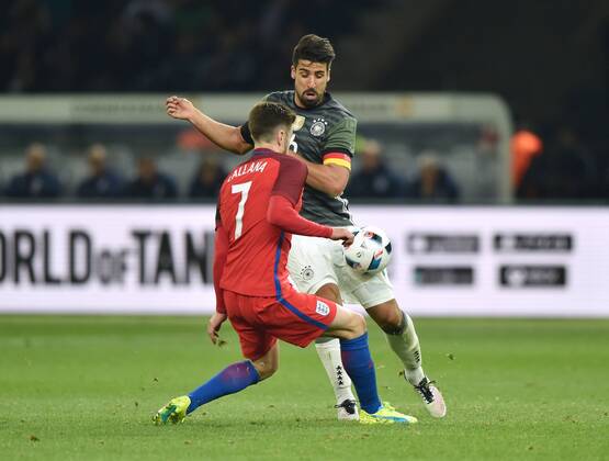26.03.2016, Fussball Laenderspiel in Berlin, Deutschland - England 2:3, Sami Khedira (Deutschland), re., gegen Adam Lallana (England)