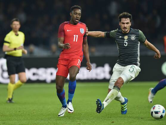 26.03.2016, Fussball Laenderspiel in Berlin, Deutschland - England 2:3, Danny Welbeck (England), li., gegen Mats Hummels (Deutschland)