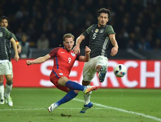 26.03.2016, Fussball Laenderspiel in Berlin, Deutschland - England 2:3, Harry Kane (England), li., gegen Mats Hummels (Deutschland)