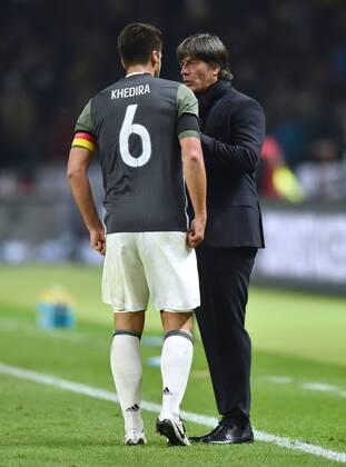 26.03.2016, Fussball Laenderspiel in Berlin, Deutschland - England 2:3, Bundestrainer Joachim Loew, Joachim Löw (Deutschland), re., mit Sami Khedira (Deutschland)